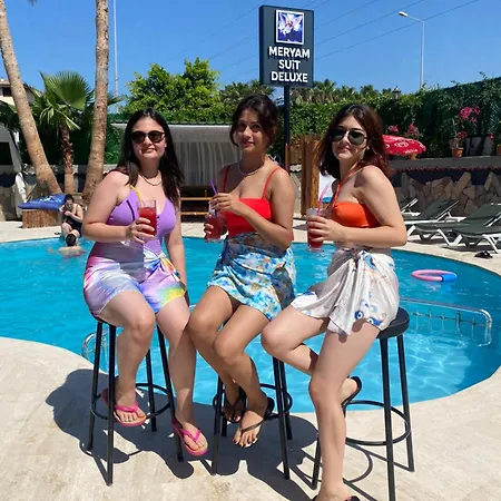 Meryam Sueit Deluxe Bed & Breakfast Side